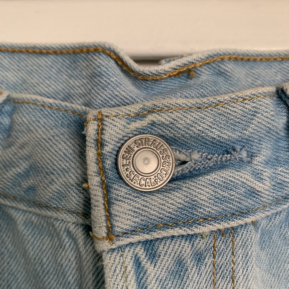 Levi’s 501 Original Mid Thigh Distressed Light Wash Shorts - Picture 6 of 8